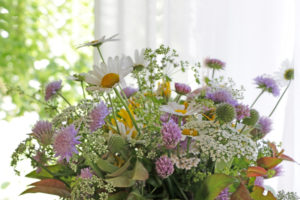Wiesenblumenstrauß 'impressionistisch' vor Fensterarrangement Wiesenblumenstrauß 'impressionistisch' vor Fensterarrangement